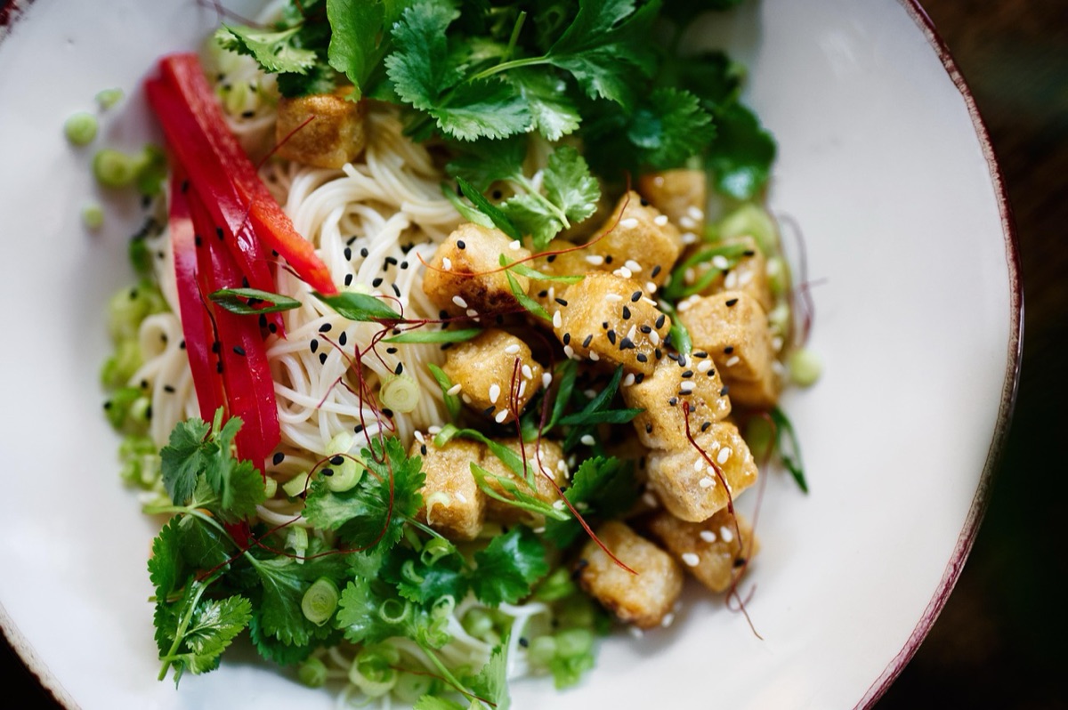 Blocs de tofu frais sur une planche en bois