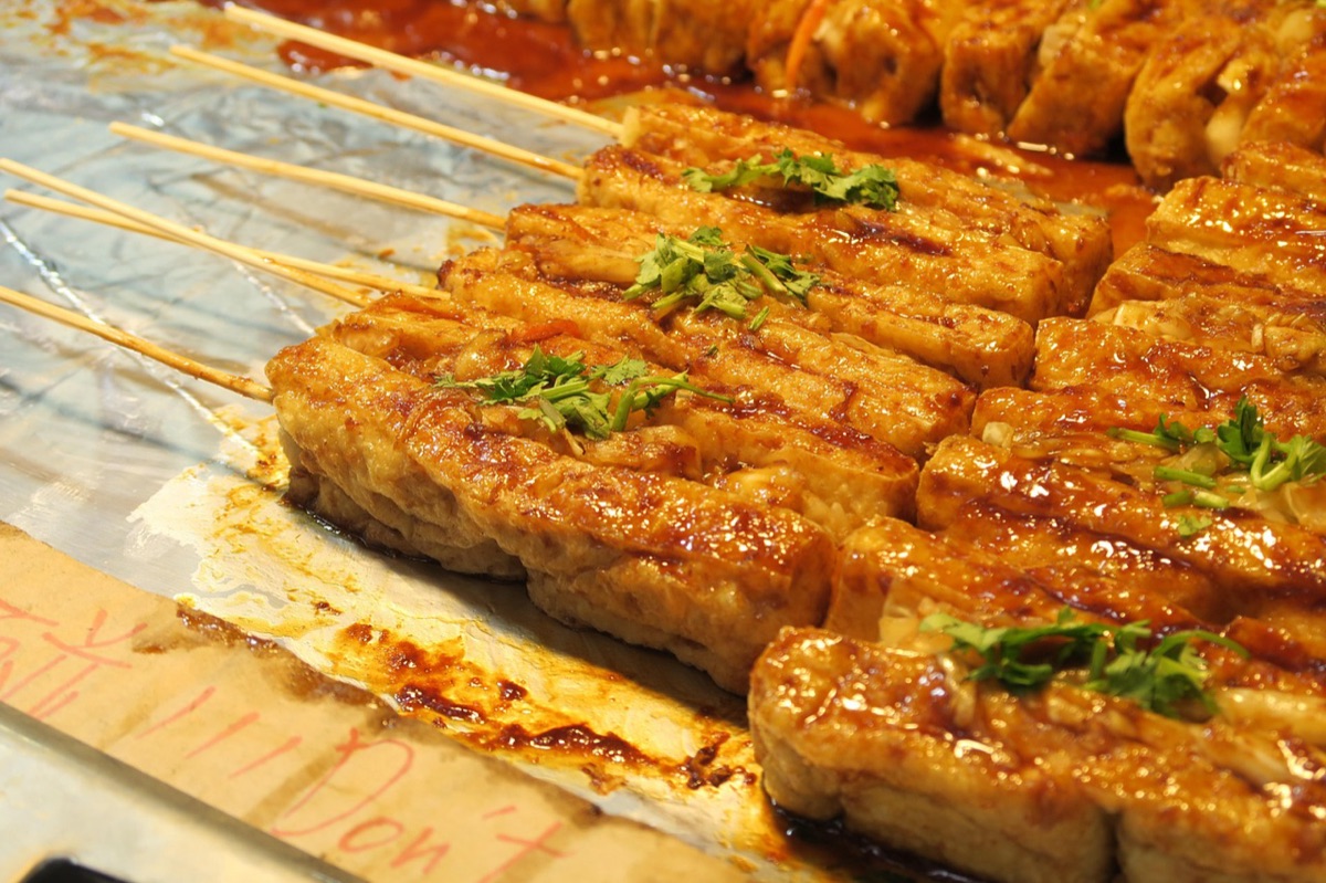 Verse tofu blokjes op een bord als bron van magnesium