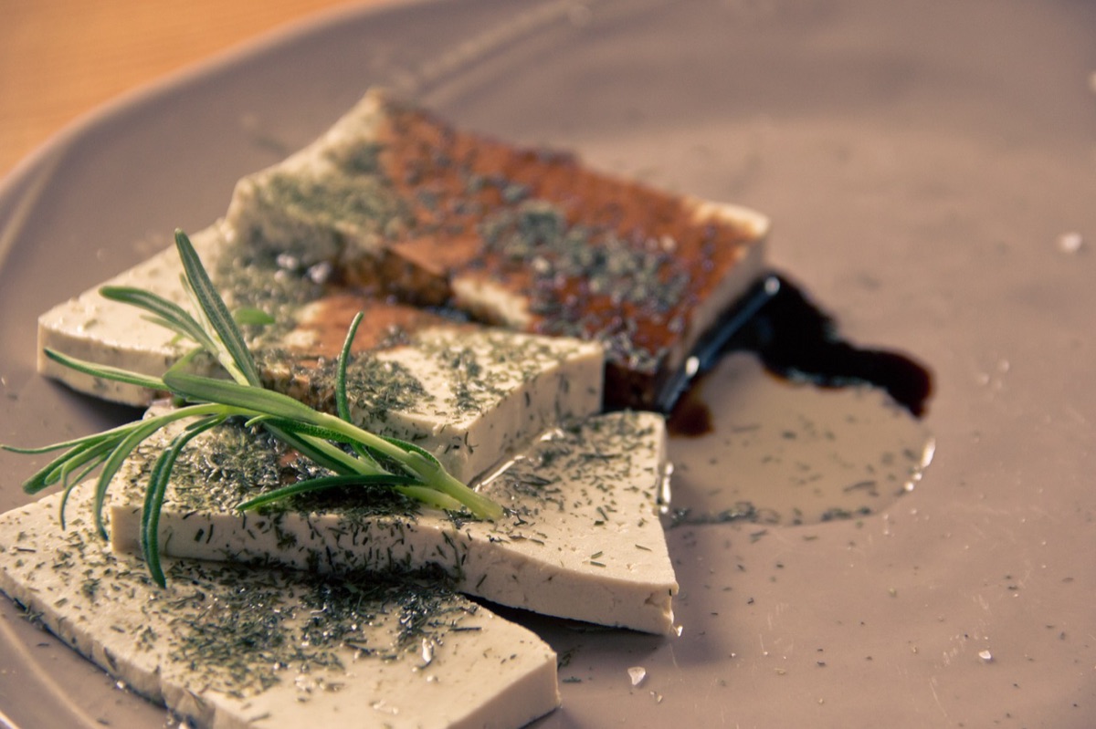 Blocos de tofu fresco, uma excelente fonte natural de magnésio.