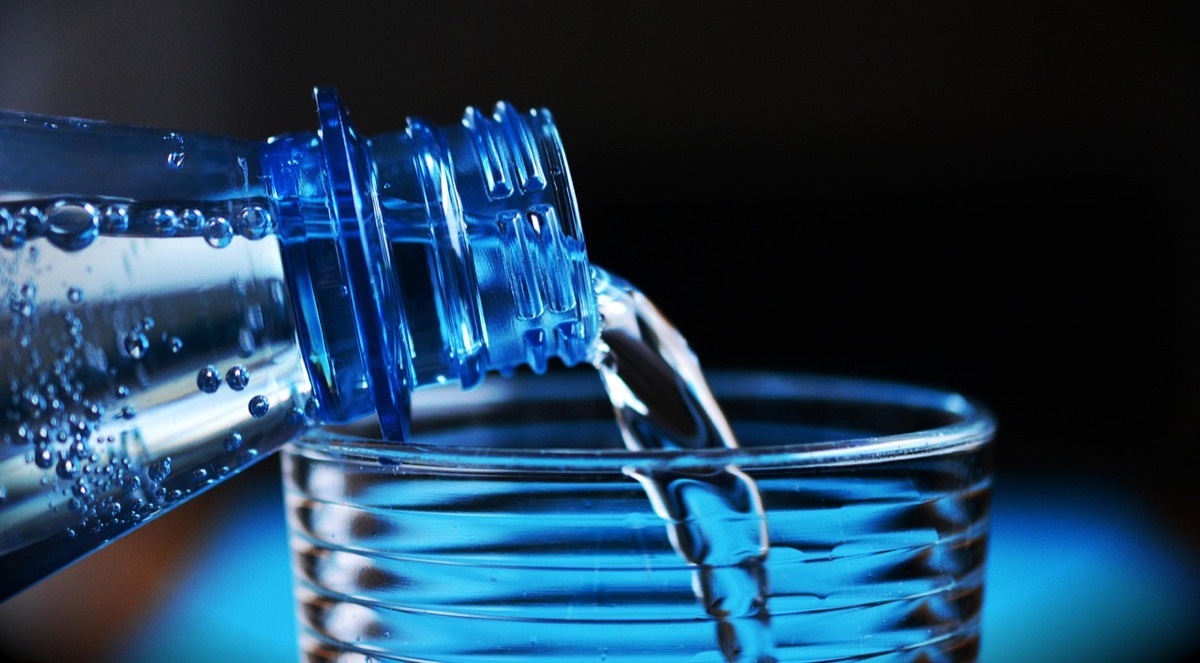 Pflanzlicher Eiweiß-Isolat in Glasflasche