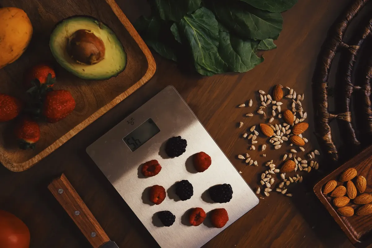 작은 테이블 위에 구성된 생식 almond, 씨, 아보카도, 그리고 블루베리가 있는 철물, 건강한 요리에 사용되는 철물