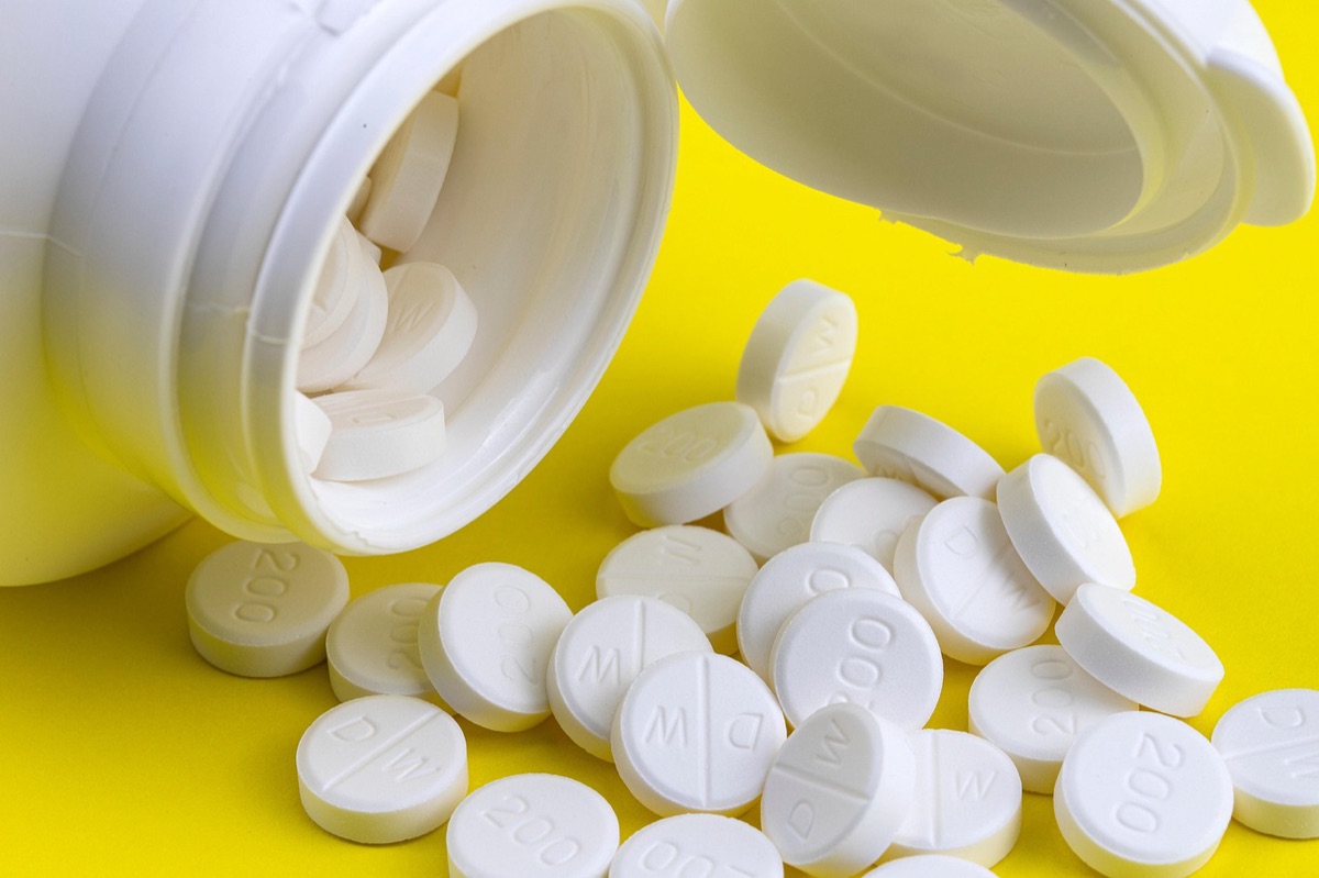 Supplement aisle bottles: how to choose the right supplements